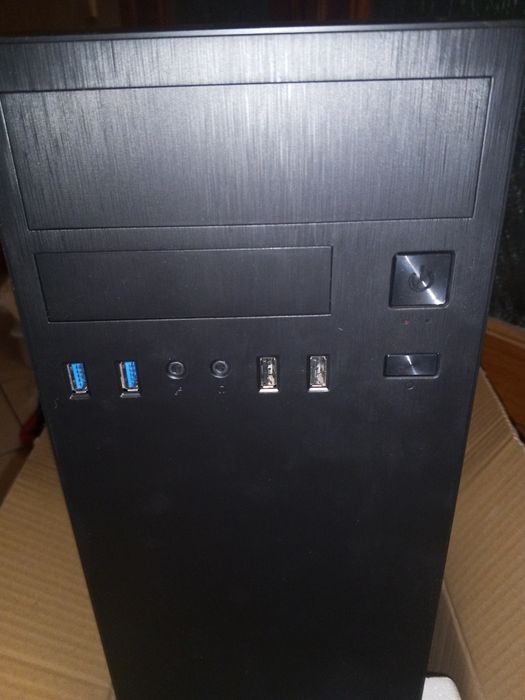 Корпус комп'ютера microATX.