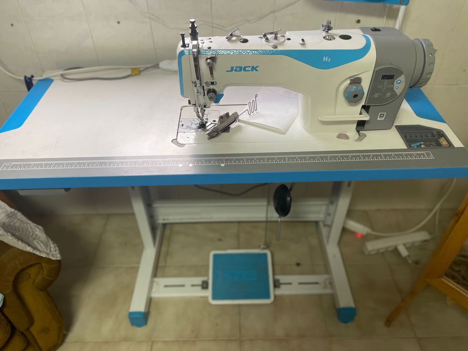 Máquina de costura industrial JACK H2 (com mesa e motor) – Aveiro