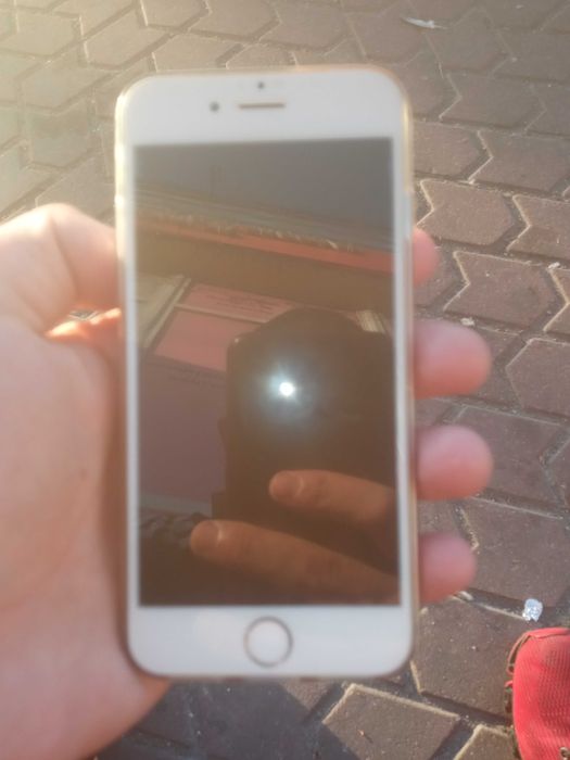Продаєця iPhone 6