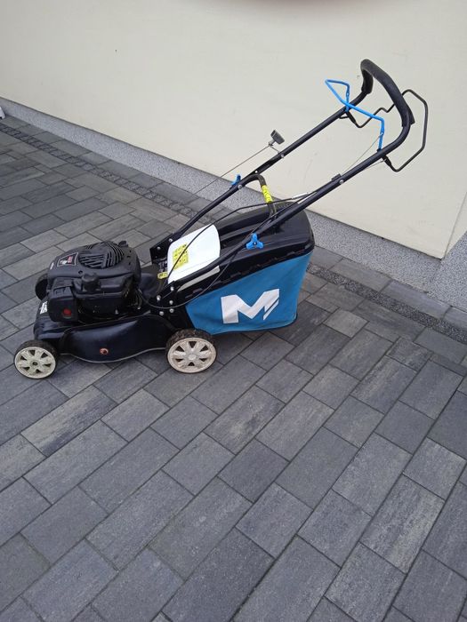 Kosiarka spalinowa z koszem i napedem