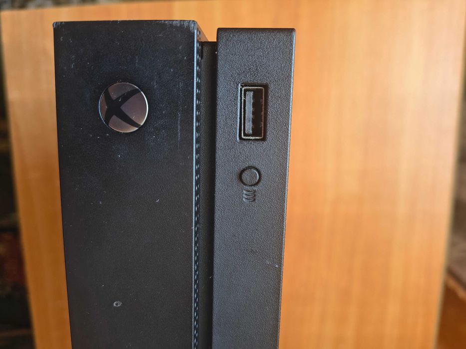 Xbox One X. 1Tb. Original