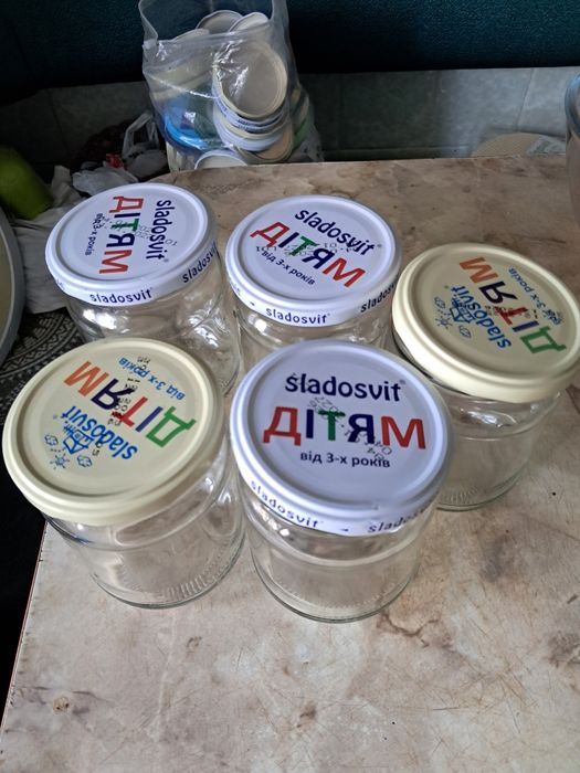 Банки  0,5 литра с кришками по 5гр.