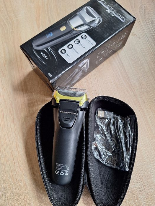 Golarka męska elektryczna z wyświetlaczem.