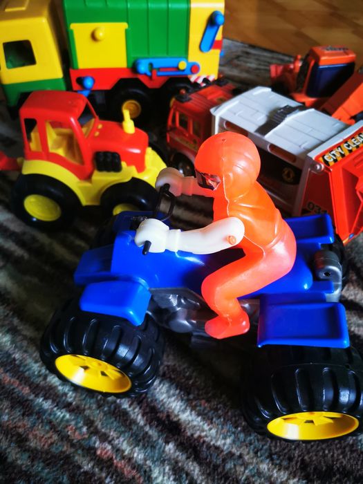 Auta ciężarowe różne.