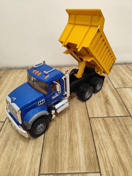 Ciężarówka Mack Bruder