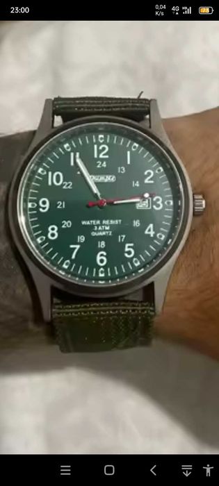 Relógio com calendário á prova de água.