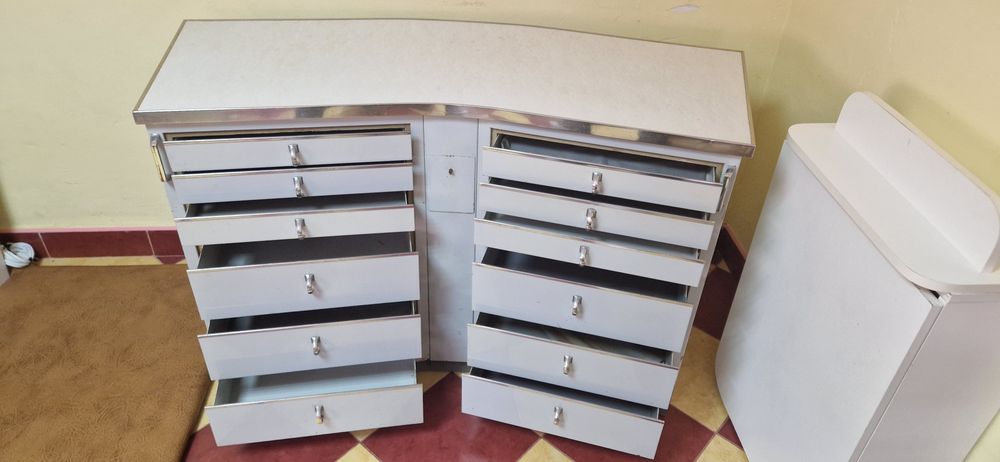 Металева тумбочка