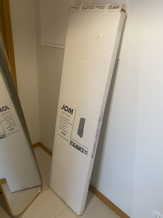 Espelho com moldura dourada - JOM VANCOUVER