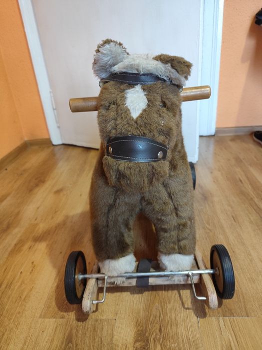 Koń na biegunach z kółkami