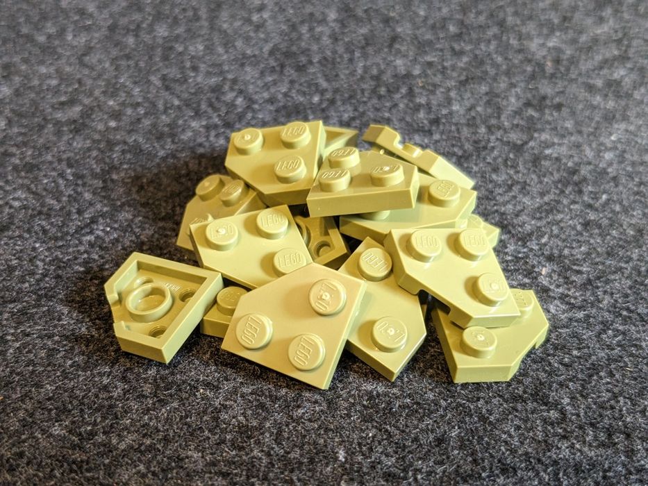 Lego Wedge, Plate 2 x 2 Cut Corner płytka Olive green
Wedge, Plate 2