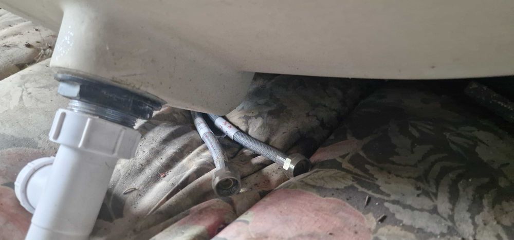 Umywalka łazienkowa z baterią