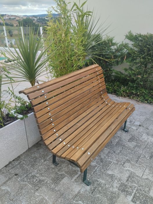 Banco de jardim em madeira e ferro