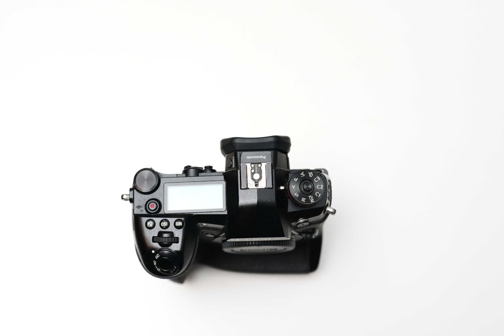 Panasonic Lumix G9 + grip + 4 aku