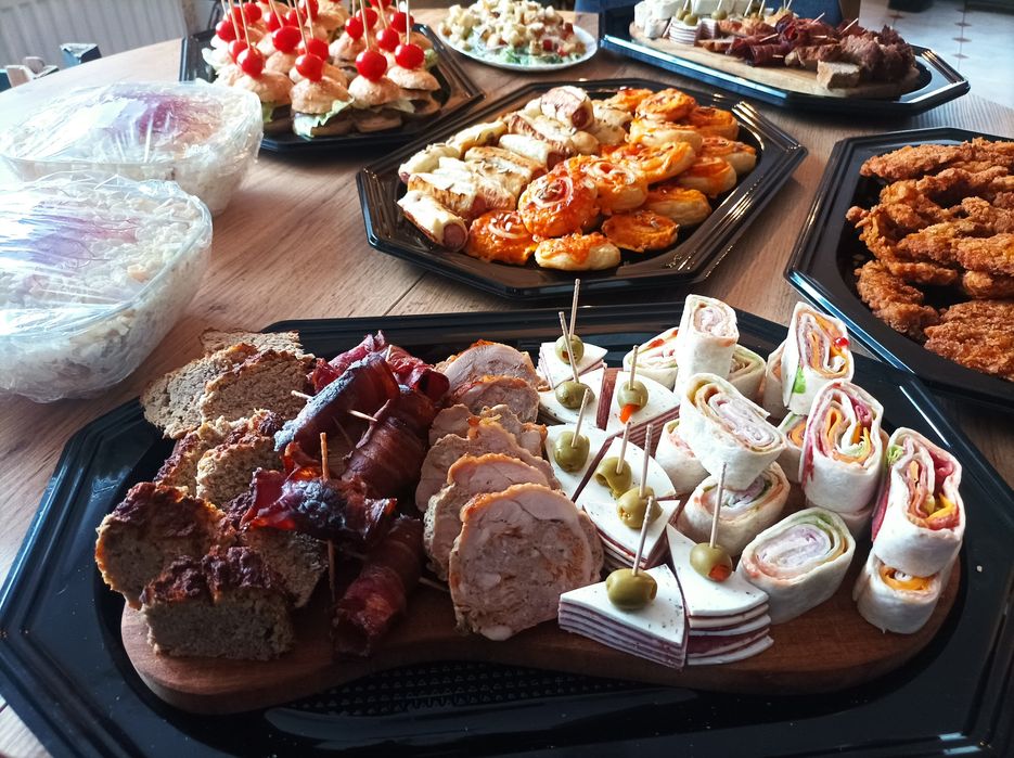 Przekąski, zimna płyta, catering na imprezę.