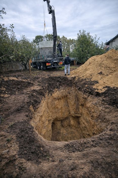 Канализация под ключ. Копка септика, выгребной ямы из бетонных колец.
