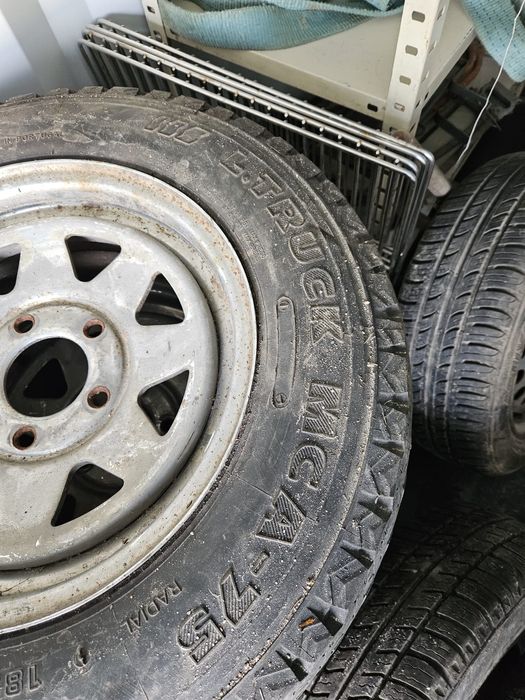 Pneus seminovos 185R14 C L. Truck MCA 75 com jante incluída