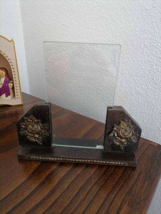 Moldura antiga com aplicações metal