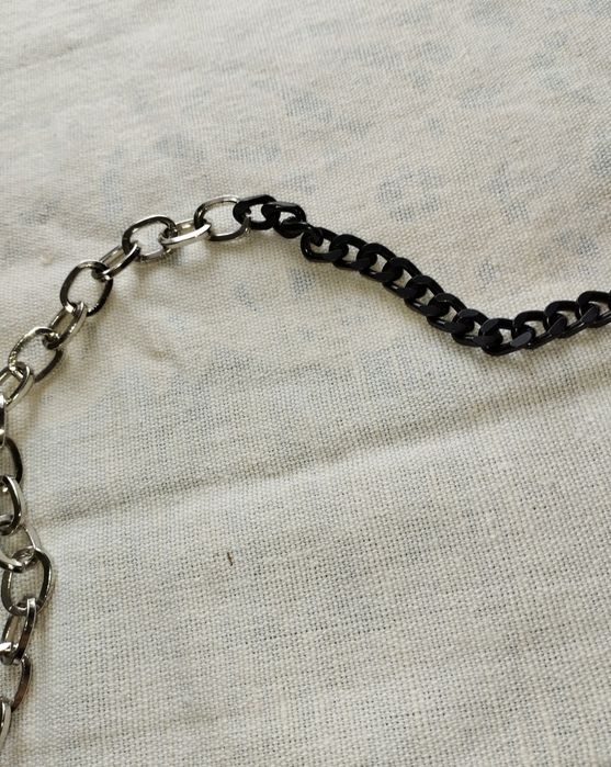 Stylowa czarna torebka z łańcuchem – Cropp