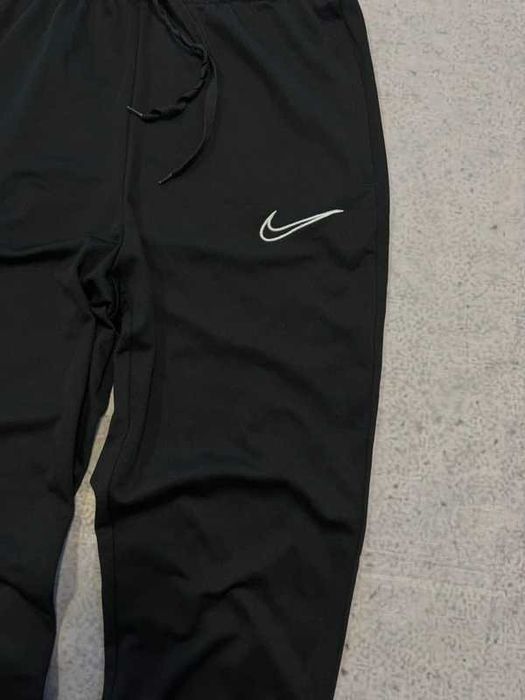 Czarne sportowe spodnie dresy Slim Nike Dri-Fit S