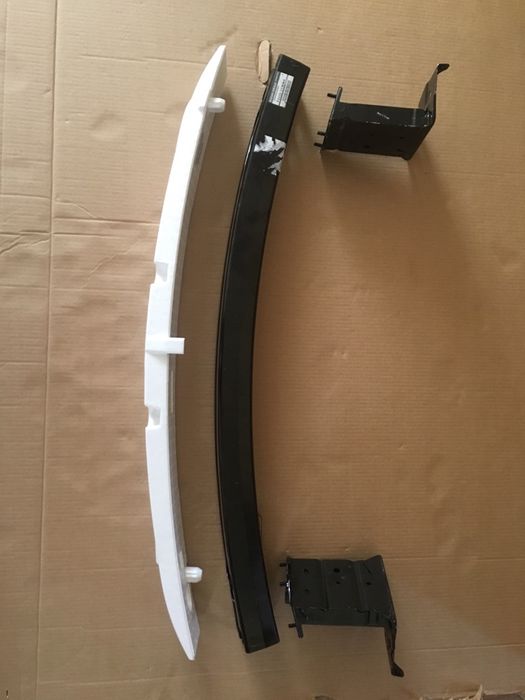 Передний усилитель бампера USA новый в оригинале на NISSAN JUKE рест