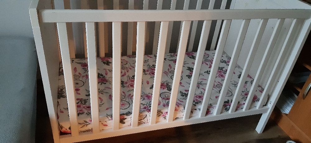 Łóżeczko dziecięce białe z materacem