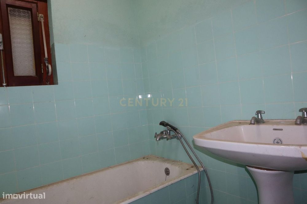 Moradia para renovar em Santo Estevão das Galés inserida num terreno d