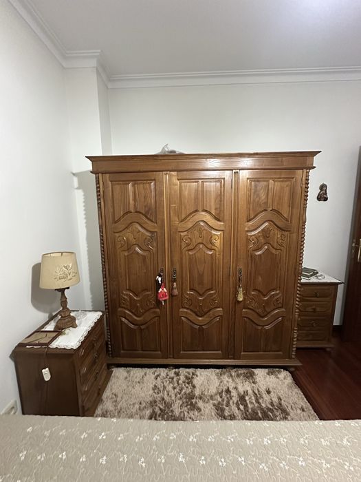 Quarto completo em madeira maciça de castanho