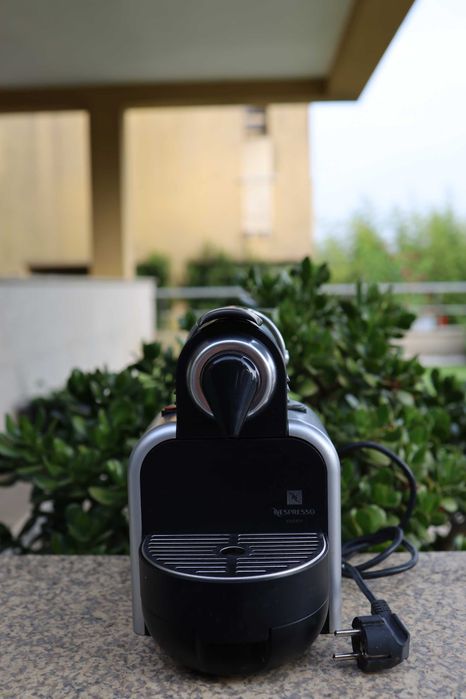 Máquina de Café Nespresso + Suporte para cápsulas em aço inoxidável