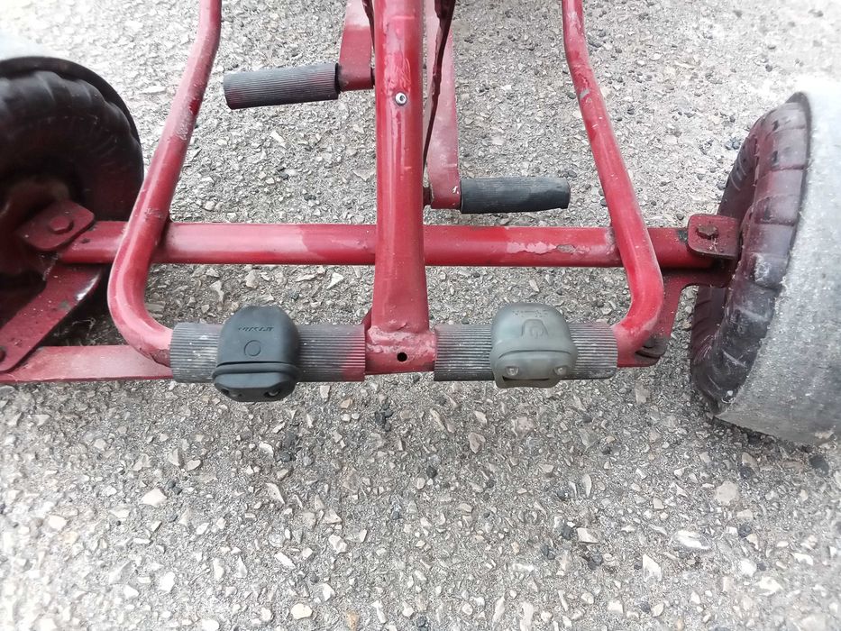 Carrinho a pedais antigo