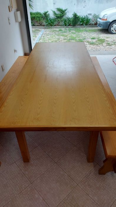 Mesa Grande e Bancos em Madeira - capacidade de 12 a 14 pessoas