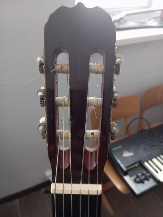 Пропоную класичну гітару Hohner в хорошому стані.