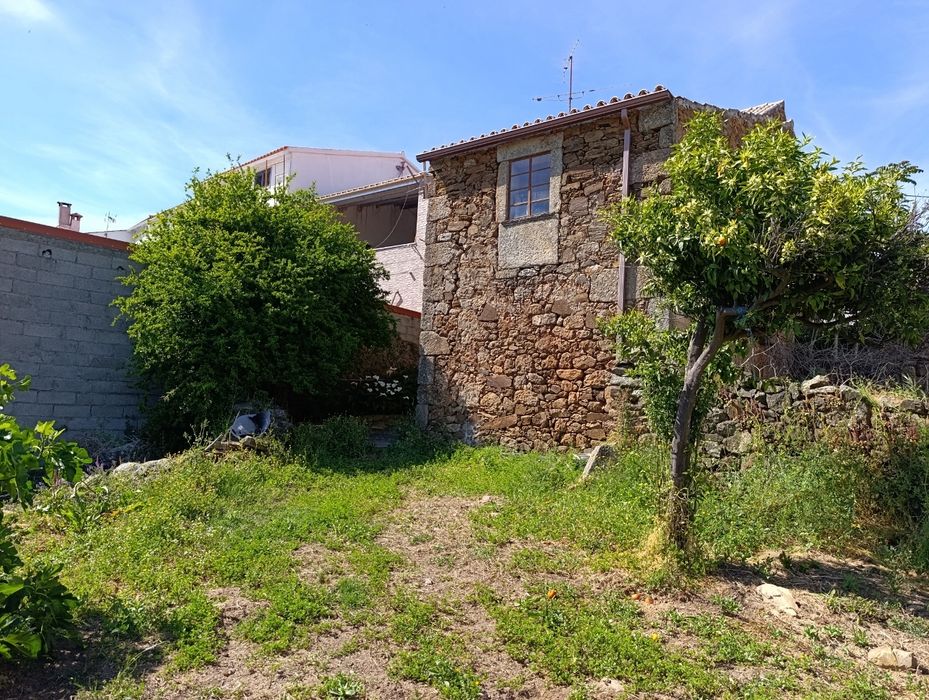 Casa com Terreno em Aldeia - Fundão