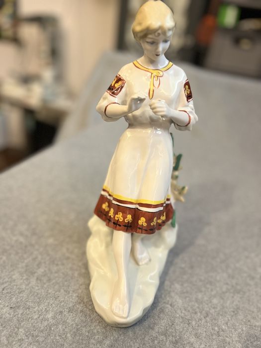 Figurka Dziewczyna z kwiatem w dłoni