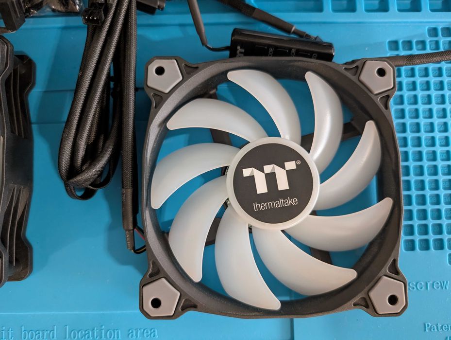 Thermaltake Pure 12 ARGB Sync - 3 ventoinhas 120mm