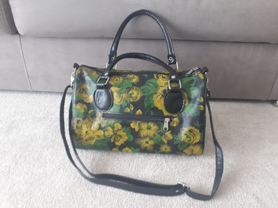 Mala preta com motivo florar Nova