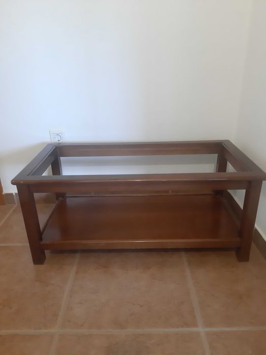 Mesa de centro,sem vidro em madeira com boa qualidade.