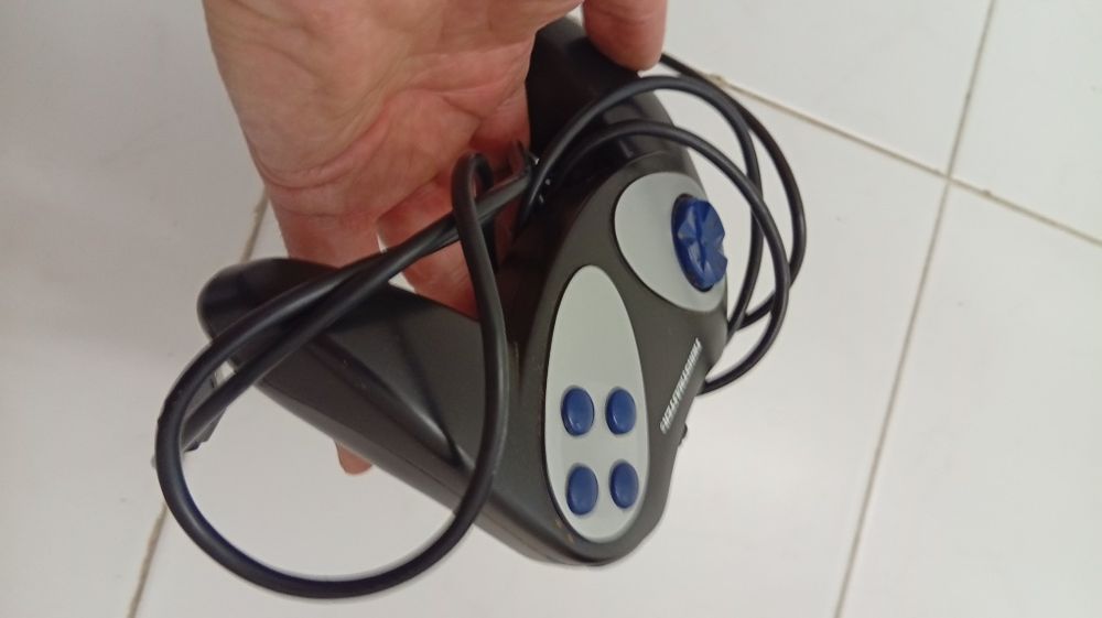 Comando retro antigo de videojogos Trustmaster