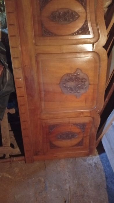 Cama casal com estrado e duas mesas cabeceiras iguais com pedra mármore excelentes condições