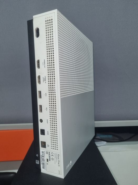 Troco/vendo Xbox one S de 1terabyte com comandos e 5 jogos