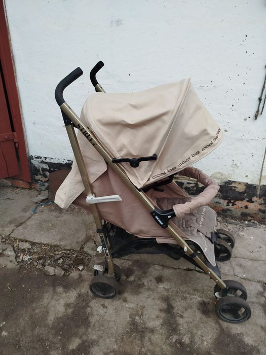 Прогулочна коляска