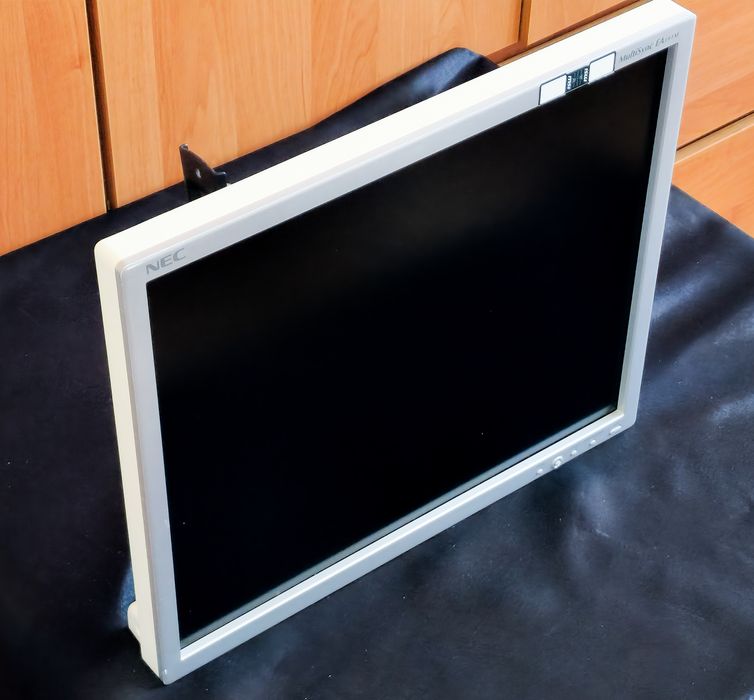 Biały monitor NEC MultiSync EA191M 19 cali + uchwyt w zestawie
