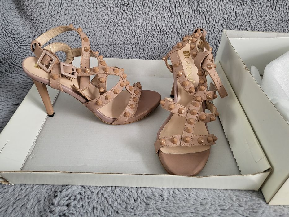 Sandały na szpilce z ćwiekami