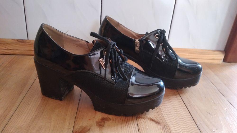 Туфлі лаковані шнурівки