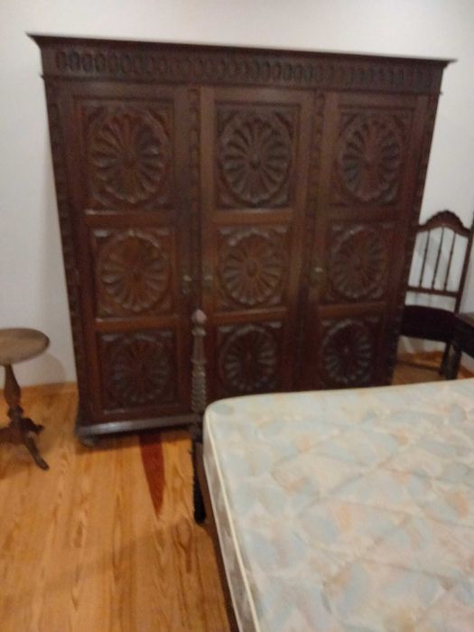 Quarto completo em madeira maciça com design clássico