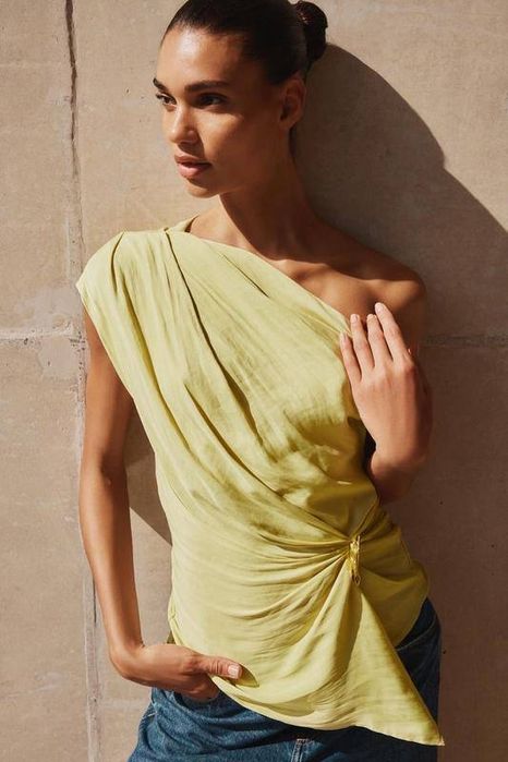 Розкішний сатиновий салатовий асиметричний топ zara