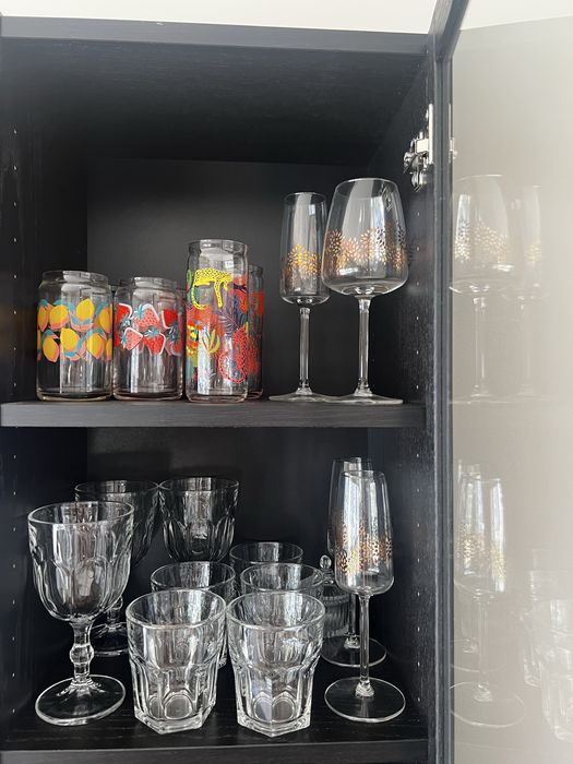 Estante IKEA Billy Preta com Porta de Vidro Oxberg (40x30x202 cm)