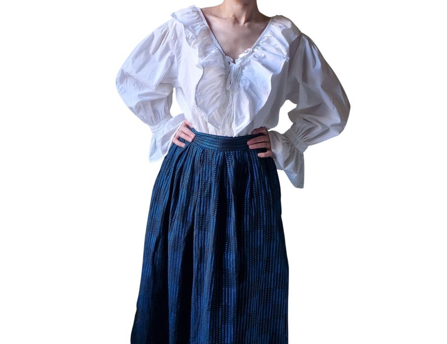 Biała koszula retro vintage z żabotem