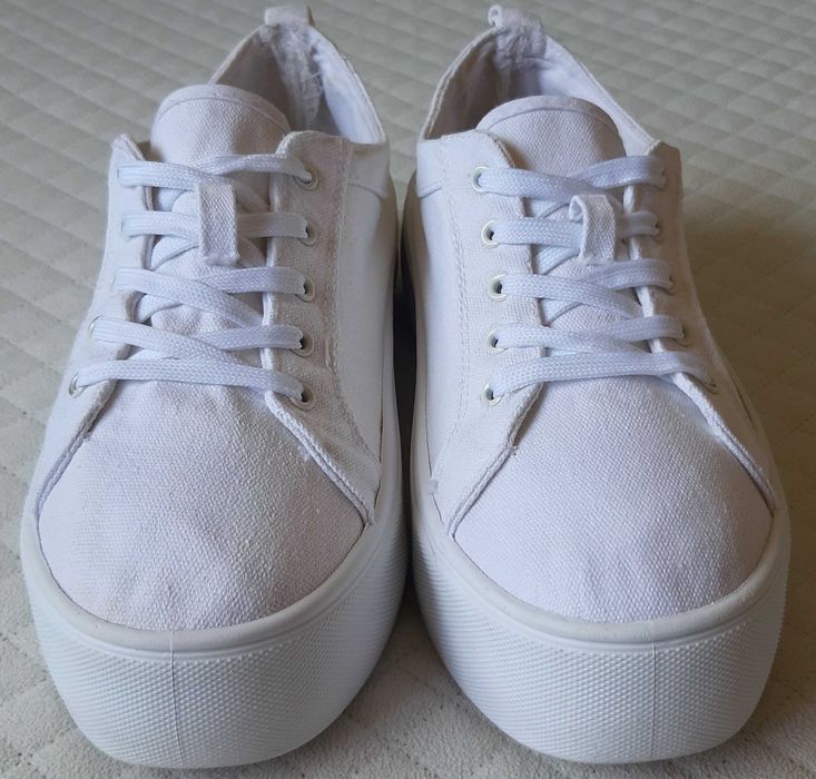 Białe sneakersy Asos