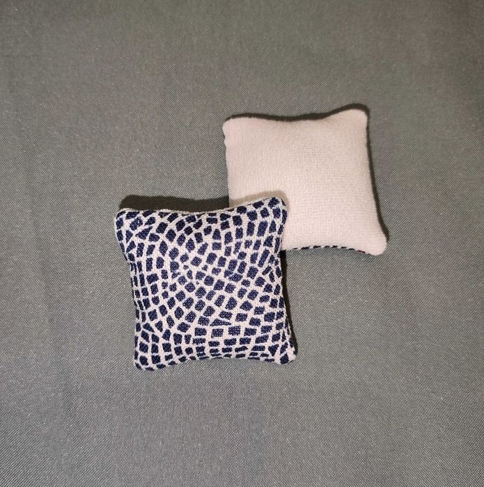 Poduszka Mini dla Lalek Dekoracyjna dwukolorowa4,5x4,5cm Handmade 2szt