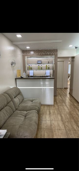 Потрібен перукар та майстер манікюру. Парикмахер.